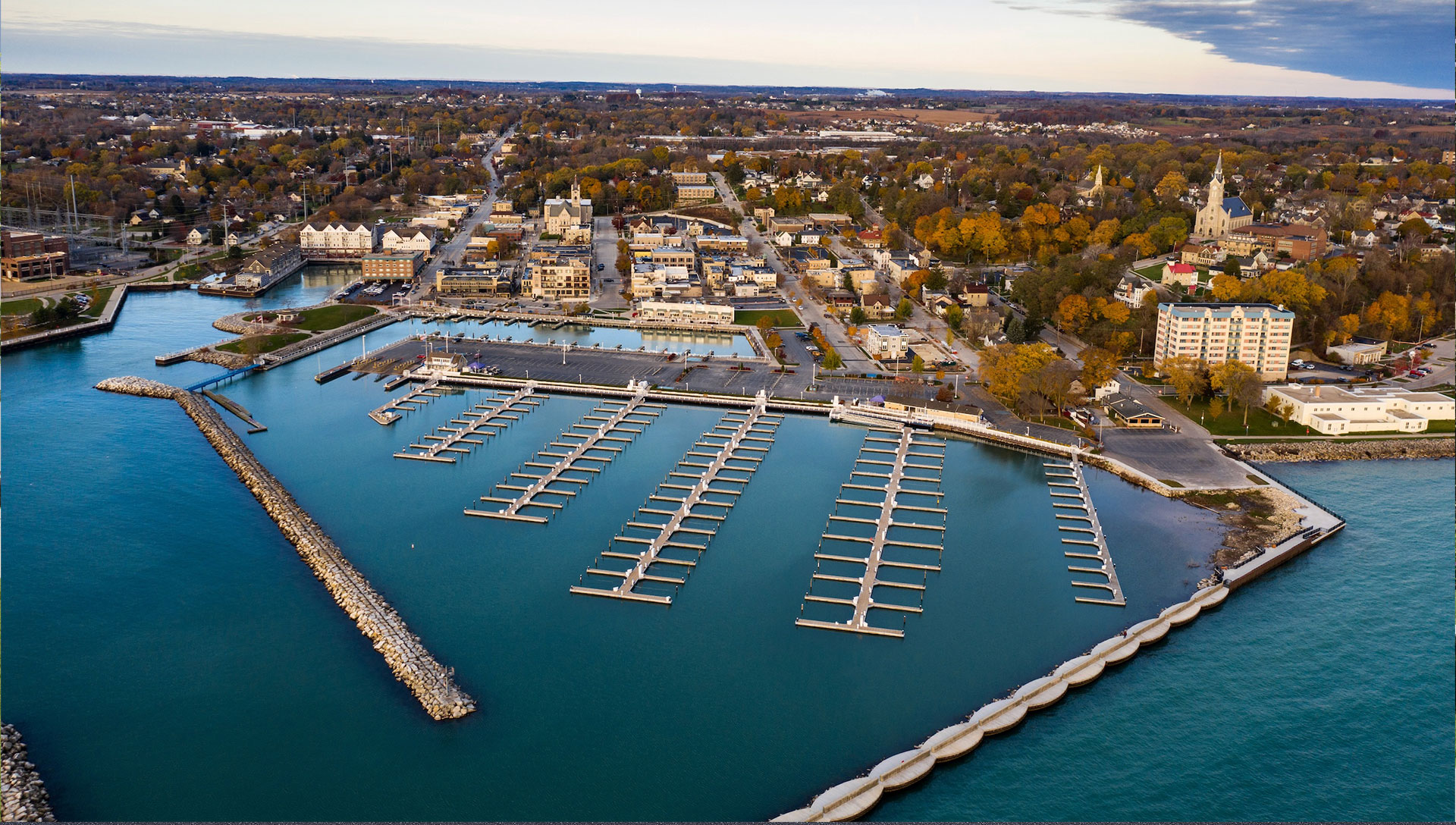 Prairie's Edge is a limited collection of unique cottages, townhomes, pocket neighborhood homes, and luxury apartments overlooking Lake Michigan and surrounded by walkways, green spaces and public trails.